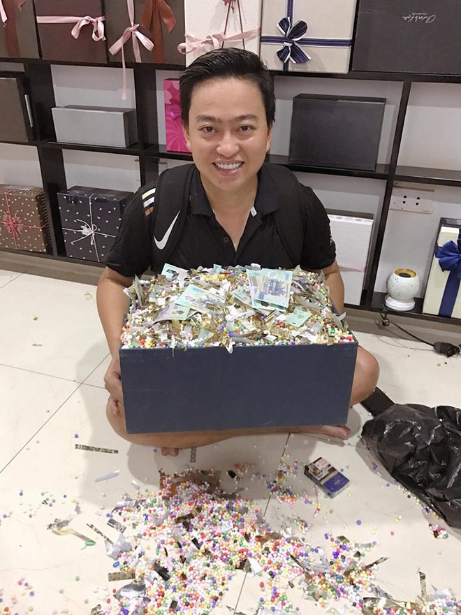 Chồng tặng vợ cả trăm triệu đồng nhân dịp sinh nhật: Tiền không mua được thanh xuân của em sau bao năm vất vả...